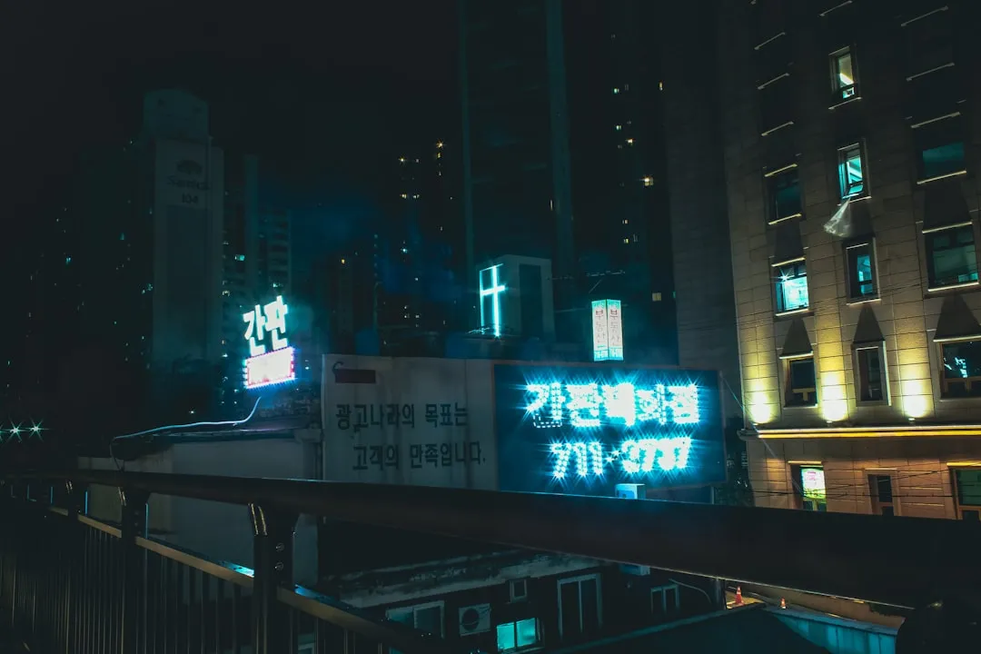 商超垃圾桶选型对比：塑料材质与功能设计的综合评估