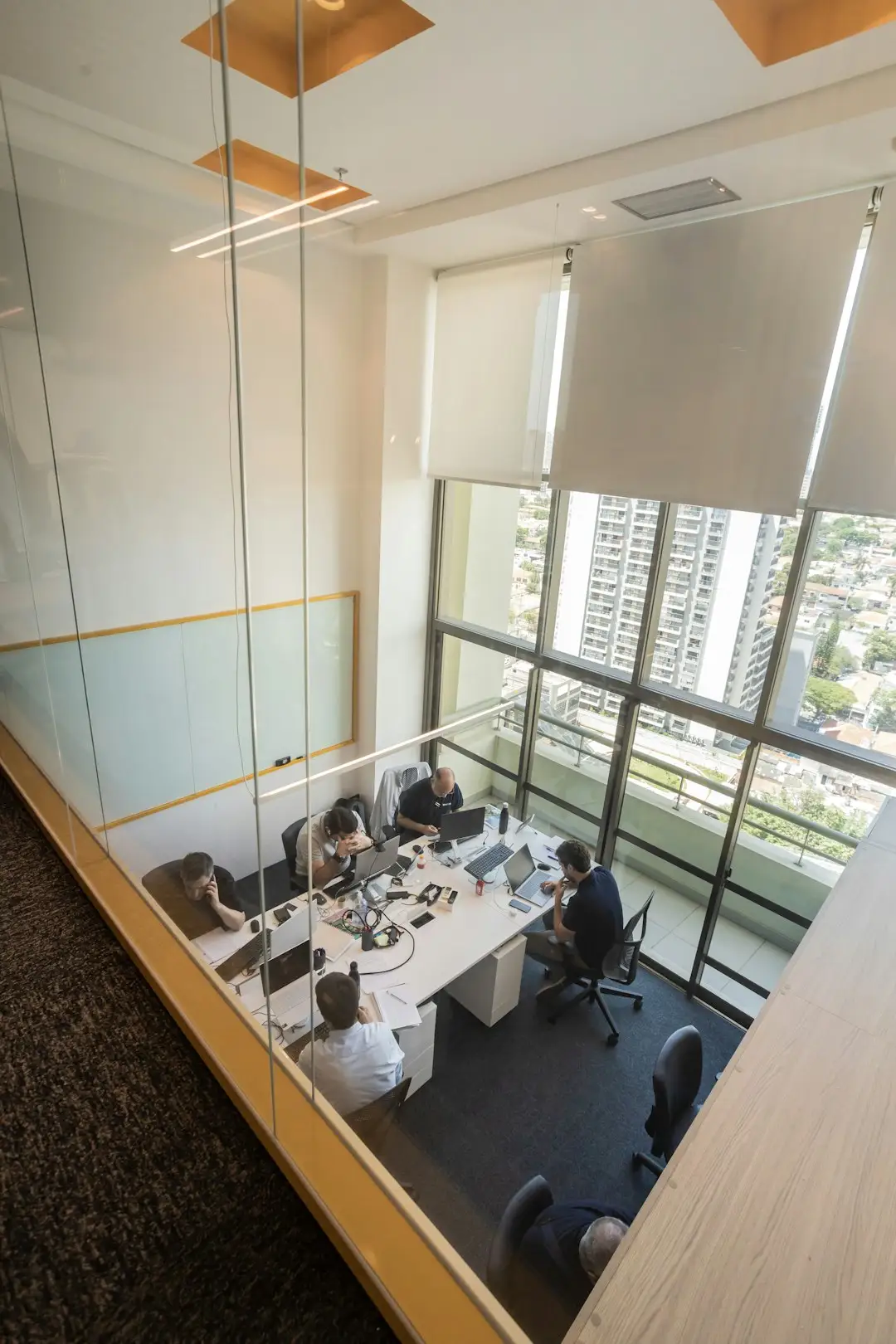 塑料收纳箱与垃圾桶的材质对比及耐用性分析