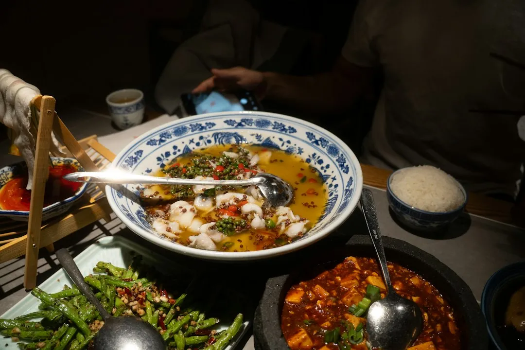 商超垃圾桶选型指南：不同场景下塑料垃圾桶的材质与容量对比